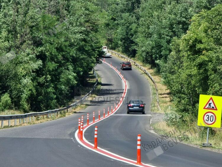 Монтират гъвкави ограничители на пътя Кърджали-Хасково при Черноочене,ще дисциплинират шофьорите