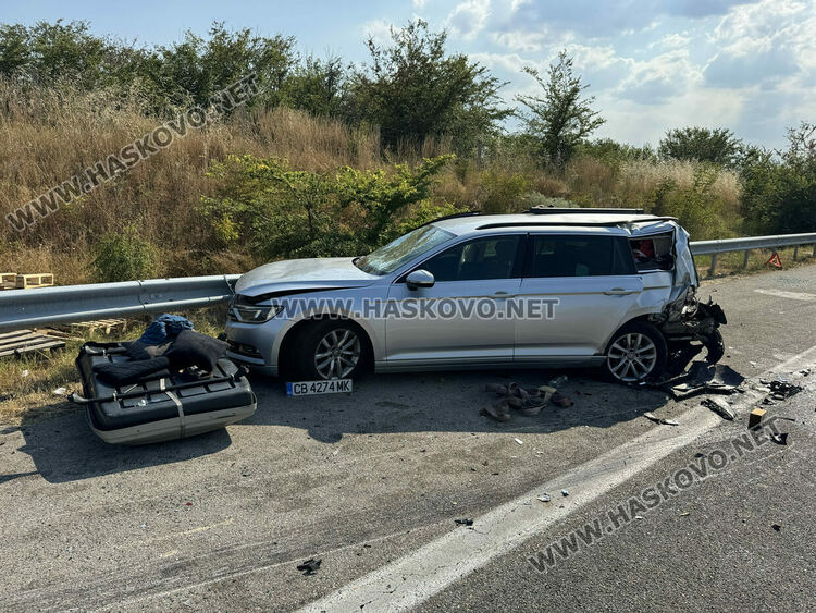 С опасност за живота е водачът на авариралия „Фолксваген“, който бе блъснат от камион