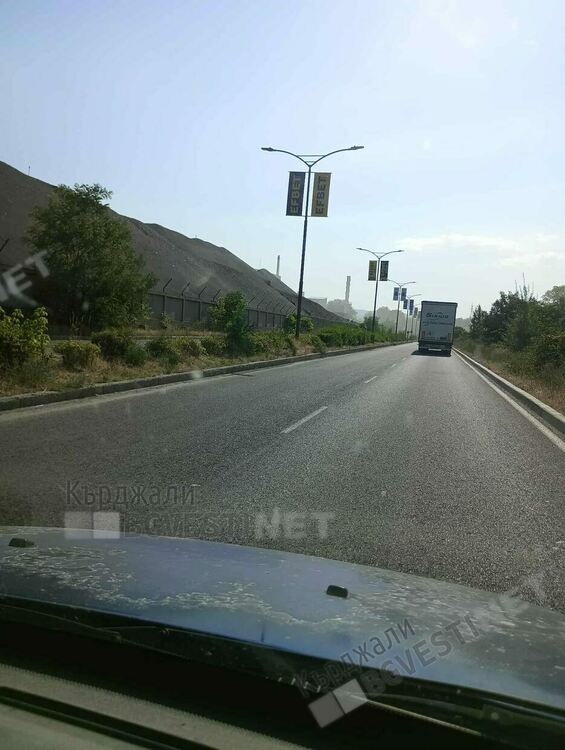 Кърджалийци сигнализират: Вятърът носи прах над града от площадката на „Хармони 2012”