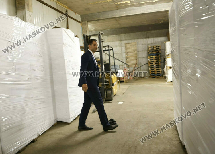 Мъж и жена са задържани за нелегалната фабрика за цигари край Момково, издирват още четирима