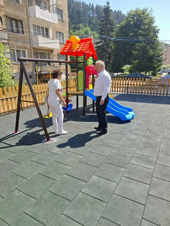 Ремонтираха детска площадка и футболно игрище в смолянския квартал Устово