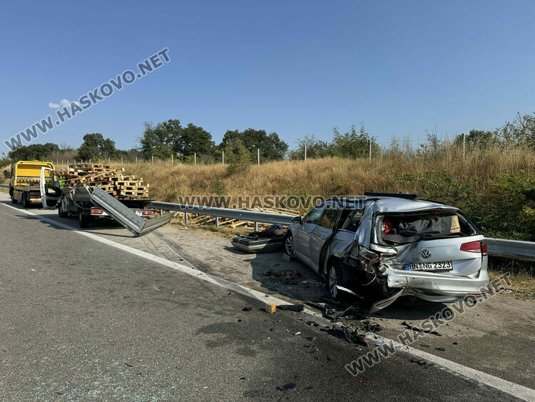 С опасност за живота е водачът на авариралия „Фолксваген“, който бе блъснат от камион
