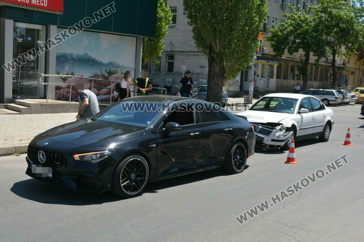 Водач на „Фолксваген“ се заби в „Мерцедес“ на кръстовището до Първа поликлиника в Хасково 