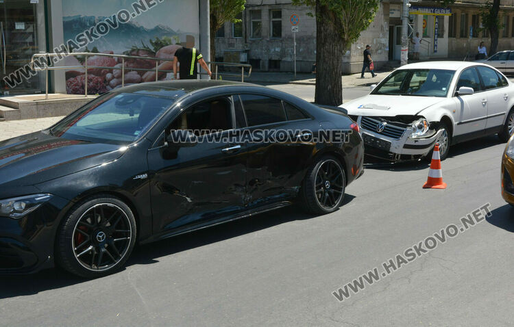 Водач на „Фолксваген“ се заби в „Мерцедес“ на кръстовището до Първа поликлиника в Хасково 