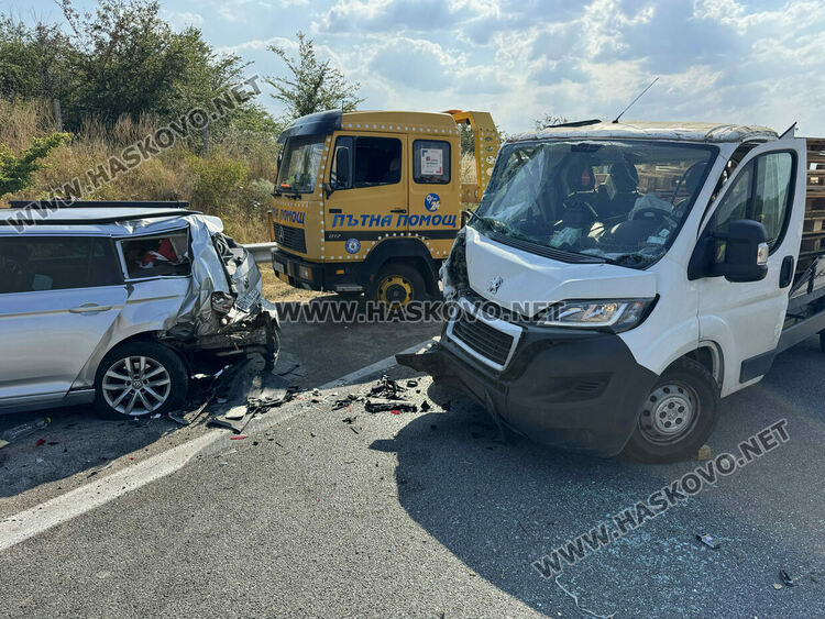 С опасност за живота е водачът на авариралия „Фолксваген“, който бе блъснат от камион