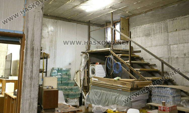 Мъж и жена са задържани за нелегалната фабрика за цигари край Момково, издирват още четирима