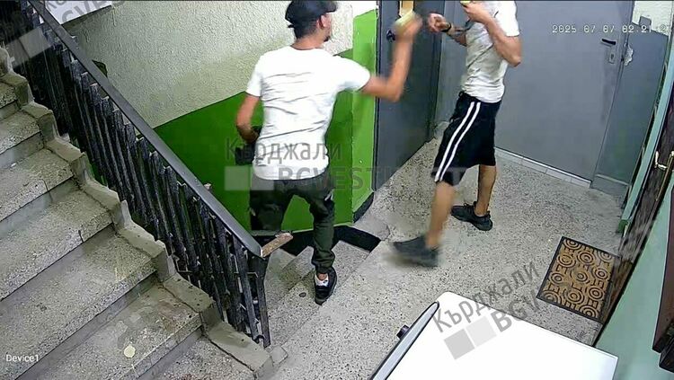 Ново двадесет! Тийнейджъри крадат обувки във „Възрожденци”, предлагат ги на Битака в Кърджали