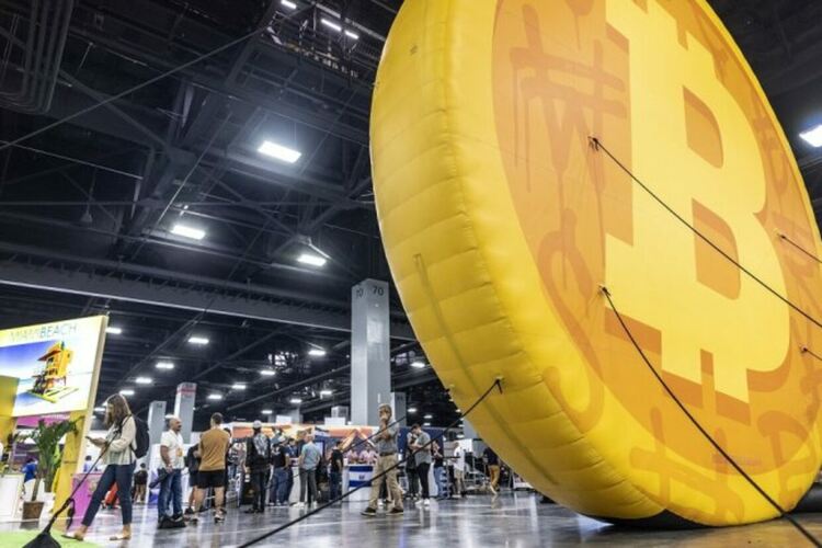 Биткойнът достигна нов исторически рекорд - близо 112 000 долара