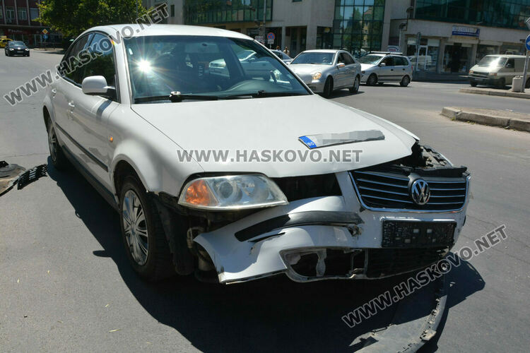 Водач на „Фолксваген“ се заби в „Мерцедес“ на кръстовището до Първа поликлиника в Хасково 