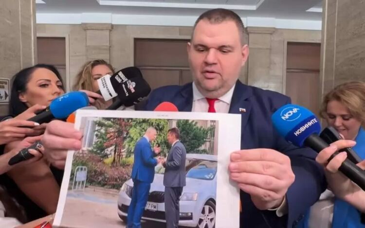 Делян Пеевски показва снимка на Антон Славчев и Кирил Петков, смятайки, че доказва, че не той, а други са задкулисието.