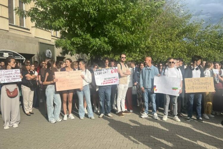 „Не сме банкомати“: Недоволството срещу по-високите такси за университет не стихва