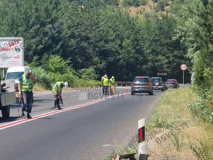 Монтират гъвкави ограничители на пътя Кърджали-Хасково при Черноочене,ще дисциплинират шофьорите