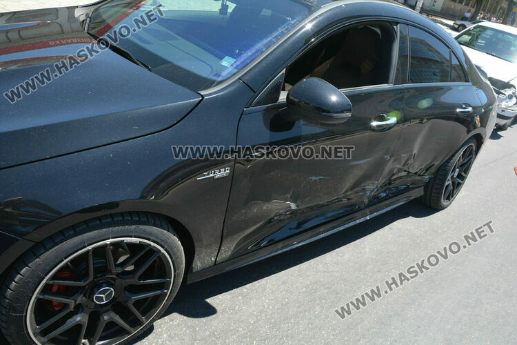 Водач на „Фолксваген“ се заби в „Мерцедес“ на кръстовището до Първа поликлиника в Хасково 