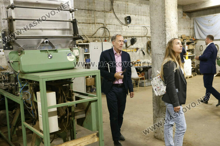 Мъж и жена са задържани за нелегалната фабрика за цигари край Момково, издирват още четирима