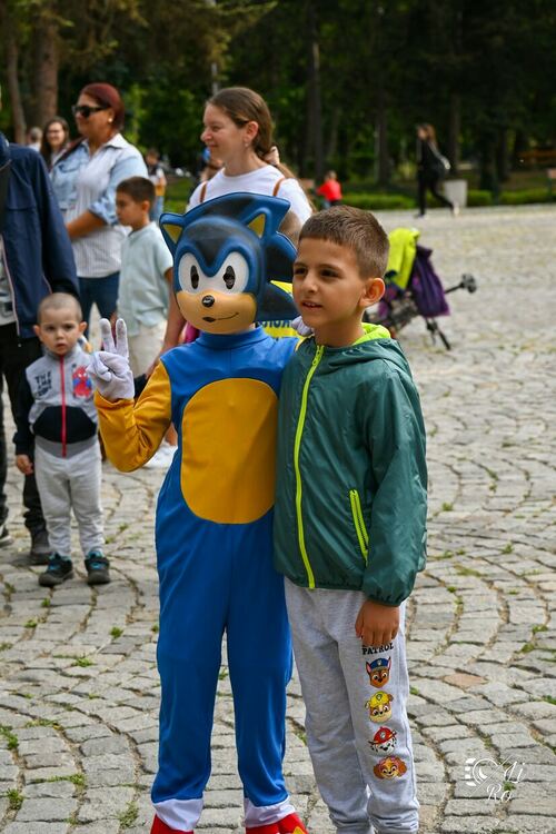 Десетки деца се включиха в забавленията, организирани от Община Перник и Общинския младежки дом