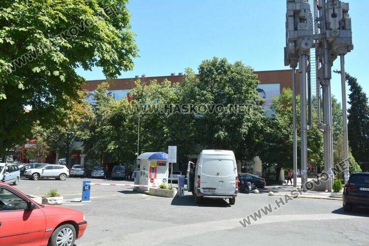 Сигнализираха за дупки на паркинга до „Аида“. Предстои изкърпване и цялостно обновление