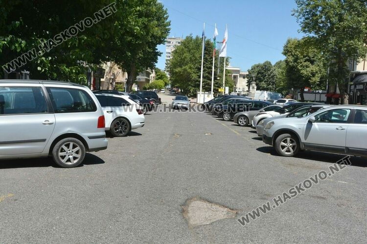 Сигнализираха за дупки на паркинга до „Аида“. Предстои изкърпване и цялостно обновление