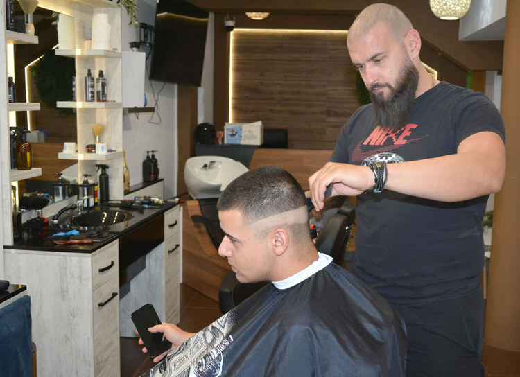 Качество и професионализъм очакват клиентите на „Barber Х“ в Хасково