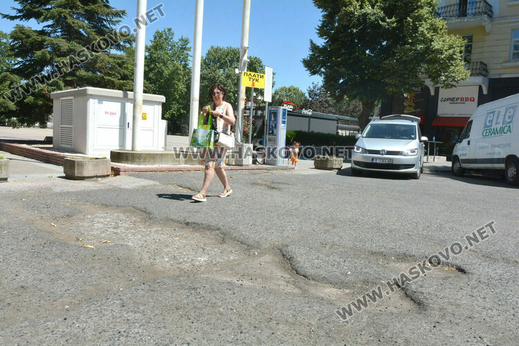 Сигнализираха за дупки на паркинга до „Аида“. Предстои изкърпване и цялостно обновление