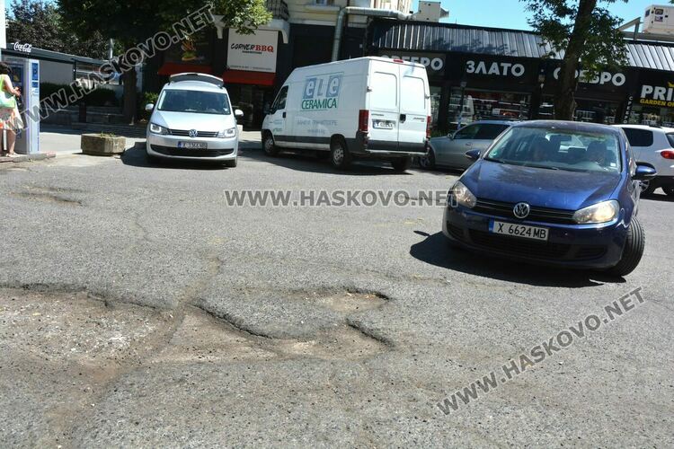Сигнализираха за дупки на паркинга до „Аида“. Предстои изкърпване и цялостно обновление