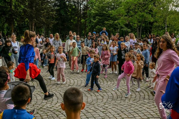 Десетки деца се включиха в забавленията, организирани от Община Перник и Общинския младежки дом