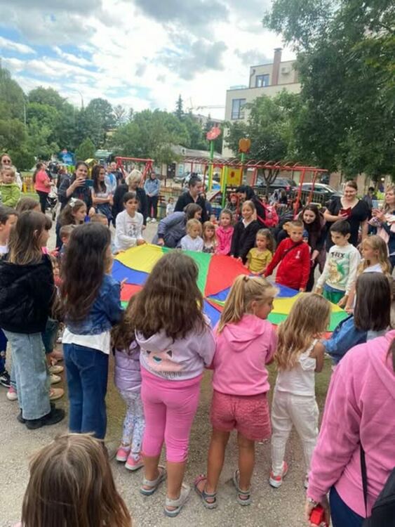 Десетки деца се включиха в забавленията, организирани от Община Перник и Общинския младежки дом