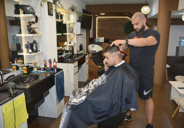 Качество и професионализъм очакват клиентите на „Barber Х“ в Хасково