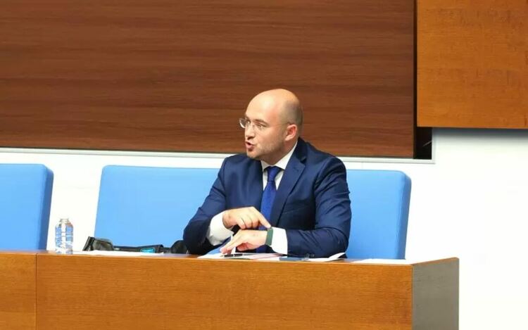 Правосъдният министър Георги Георгиев непрекъснато подтикваше депутатите да бързат, за да не изпуснем плащанията по ПВУ, по който сме поели ангажимент към Брюксел да обновим антикорупционната комисия.