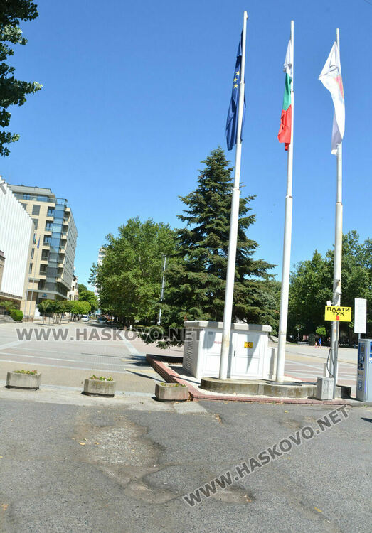 Сигнализираха за дупки на паркинга до „Аида“. Предстои изкърпване и цялостно обновление