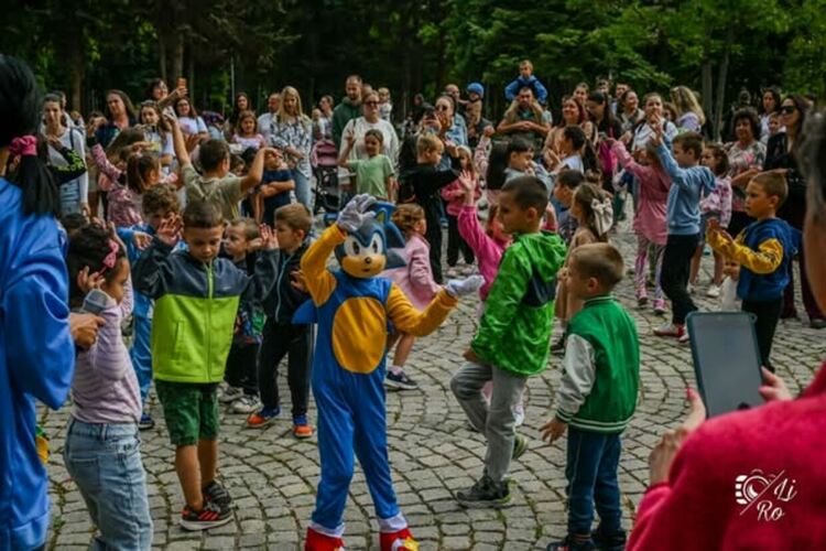 Десетки деца се включиха в забавленията, организирани от Община Перник и Общинския младежки дом