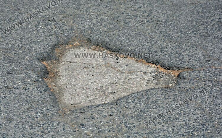 Сигнализираха за дупки на паркинга до „Аида“. Предстои изкърпване и цялостно обновление