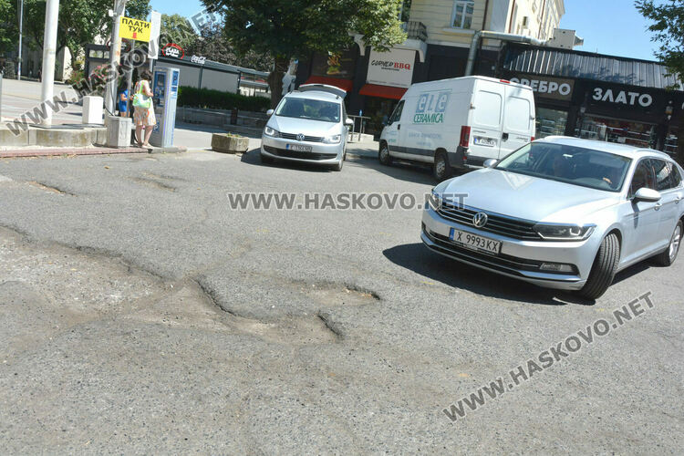 Сигнализираха за дупки на паркинга до „Аида“. Предстои изкърпване и цялостно обновление