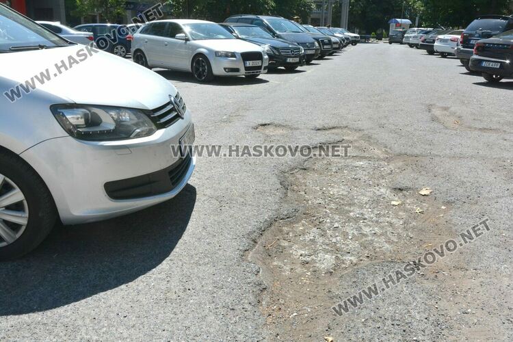 Сигнализираха за дупки на паркинга до „Аида“. Предстои изкърпване и цялостно обновление