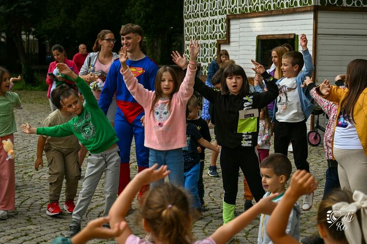 Десетки деца се включиха в забавленията, организирани от Община Перник и Общинския младежки дом