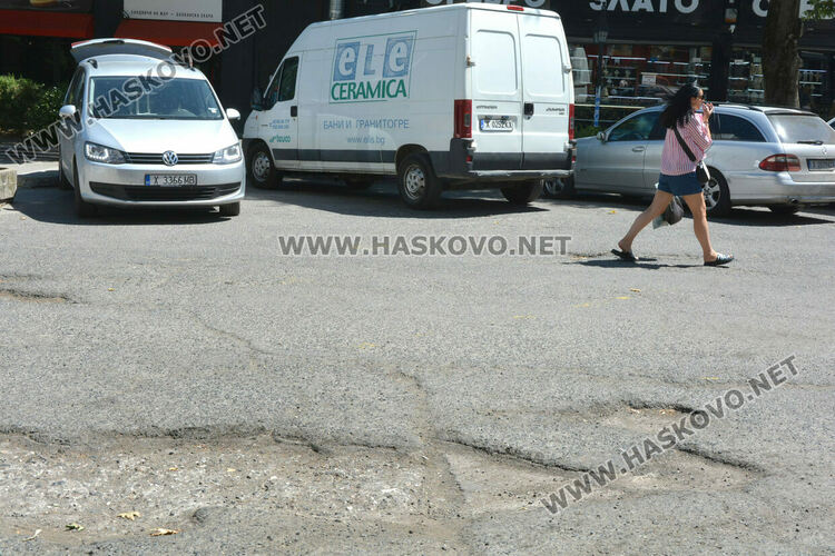 Сигнализираха за дупки на паркинга до „Аида“. Предстои изкърпване и цялостно обновление