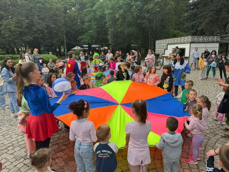 Десетки деца се включиха в забавленията, организирани от Община Перник и Общинския младежки дом