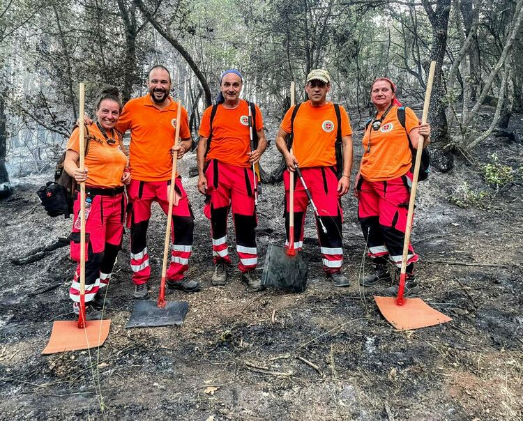 Спасители - доброволци молят за гориво, за да гасят пожари