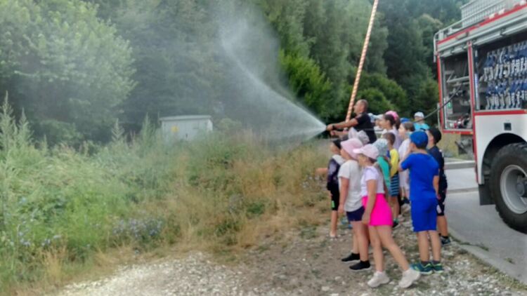 Вълнуваща среща с пожарникари за децата от летните занимания към ЦПЛР-ОДК – Смолян