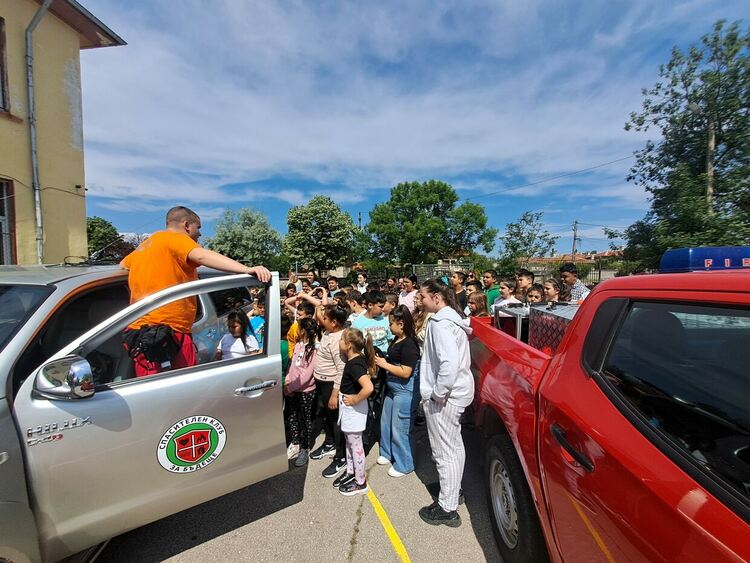 Спасители - доброволци молят за гориво, за да гасят пожари