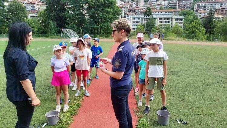 Вълнуваща среща с пожарникари за децата от летните занимания към ЦПЛР-ОДК – Смолян