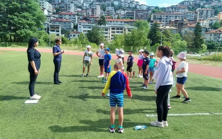 Вълнуваща среща с пожарникари за децата от летните занимания към ЦПЛР-ОДК – Смолян