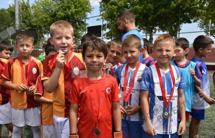 Децата на футболна академия "Арда 1924" записаха осем победи от осем мача в турнир в Одрин