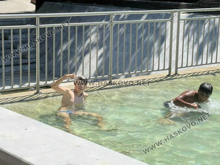 Три момчета потърсиха спасение от жегата във фонтана на пл. „Свобода“ в Хасково