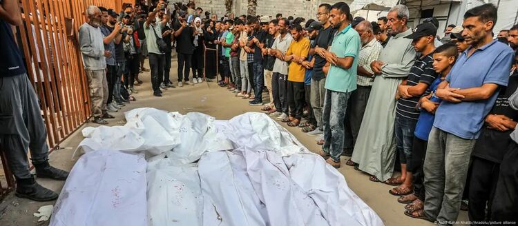 Палестинци оплакват жертви на израелски удар срещу бежанския лагер „Ал Мауаси“