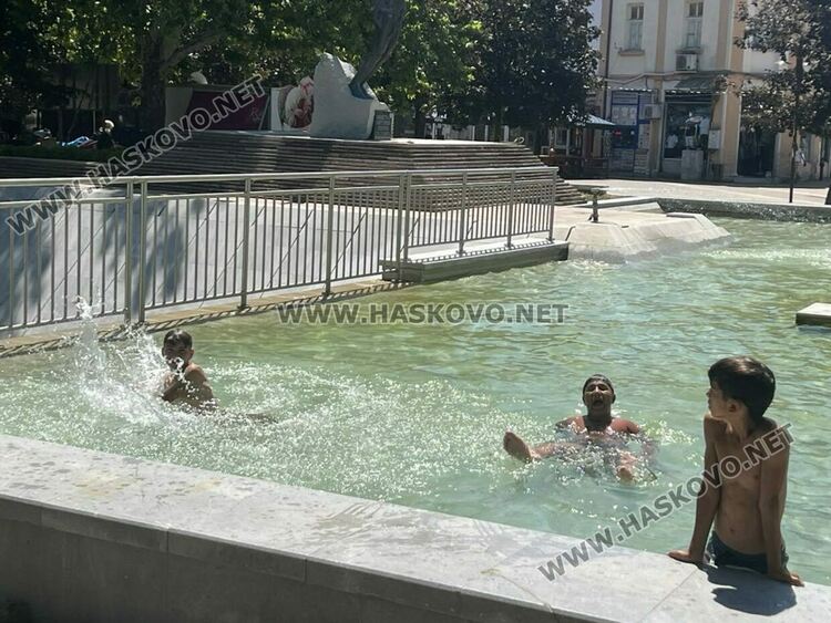 Три момчета потърсиха спасение от жегата във фонтана на пл. „Свобода“ в Хасково