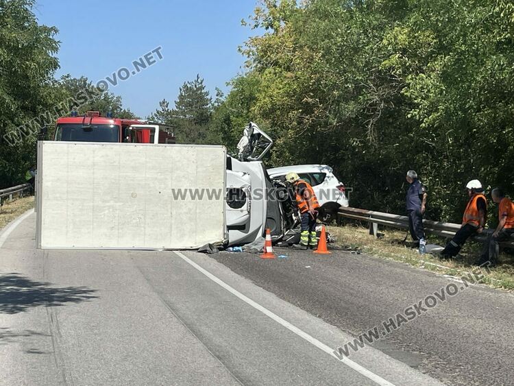 Двама пострадаха при челна катастрофа по пътя между Хасково и Харманли