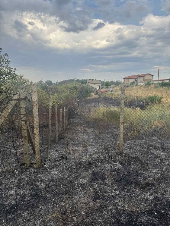 Пожар изпепели вила, лозя, треви и храсти край Харманли