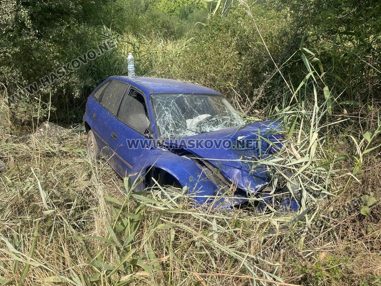 Водач на кола пострада при удар в камион със спукана гума