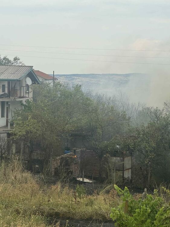 Пожар изпепели вила, лозя, треви и храсти край Харманли