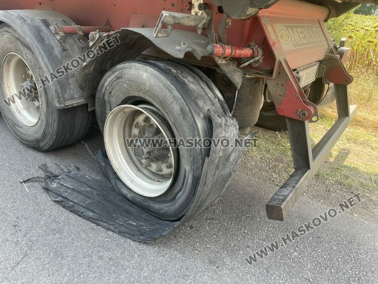 Водач на кола пострада при удар в камион със спукана гума